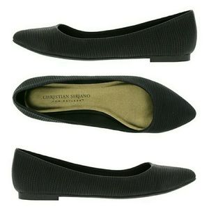 Black pointed flats with imprinted pattern